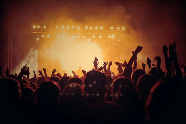 audience-band-cheering-web
